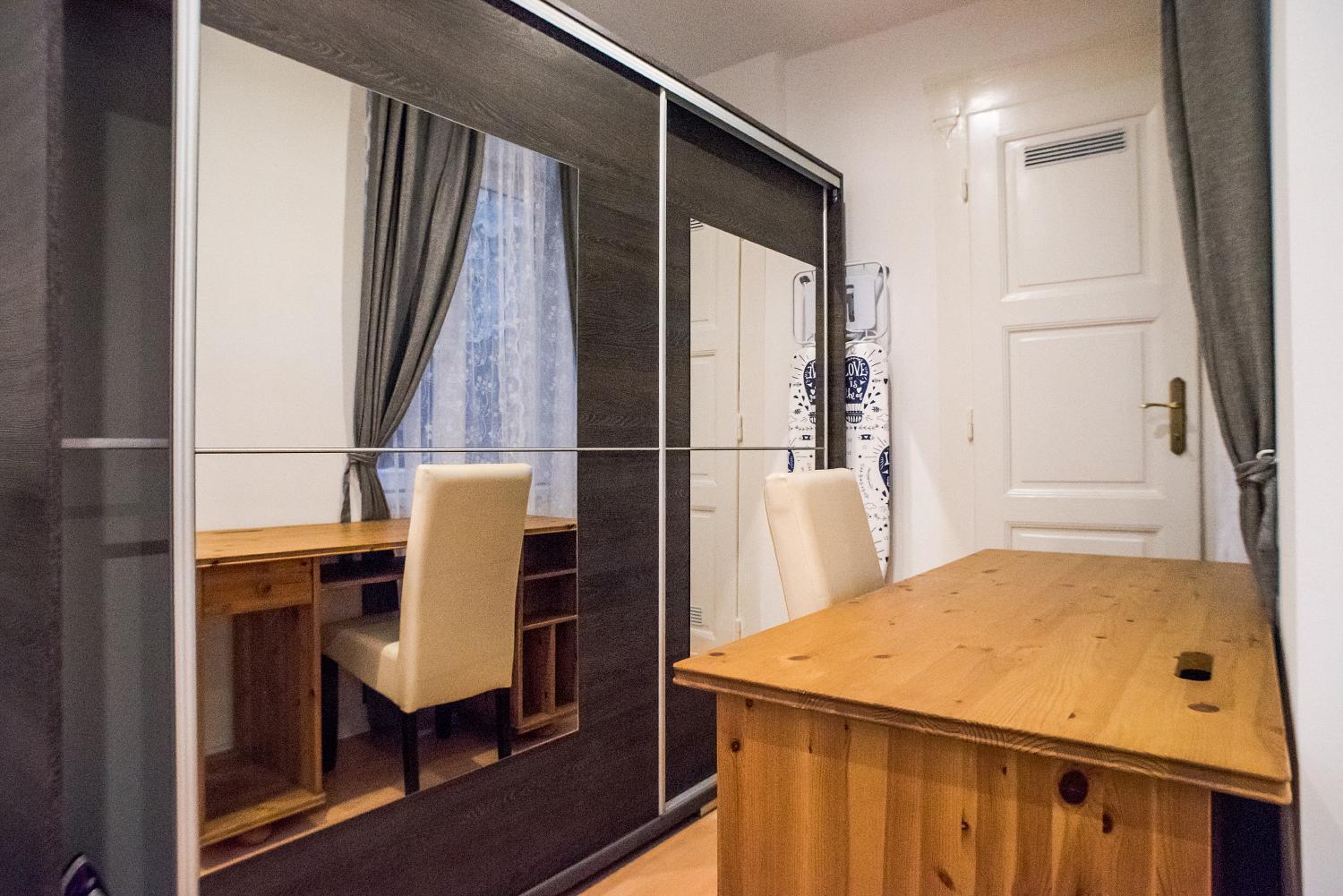 N16-spacey, Modern Family Flat For 5