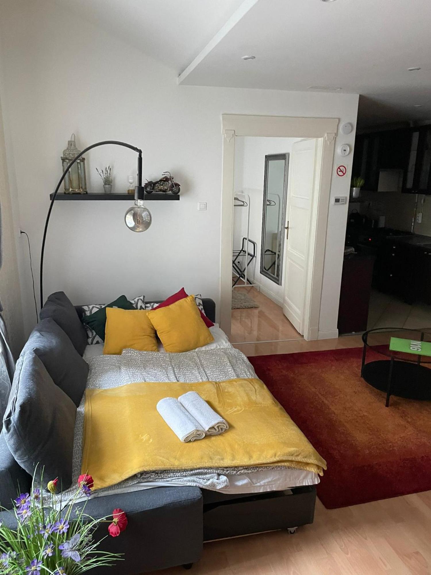 N16-spacey, Modern Family Flat For 5